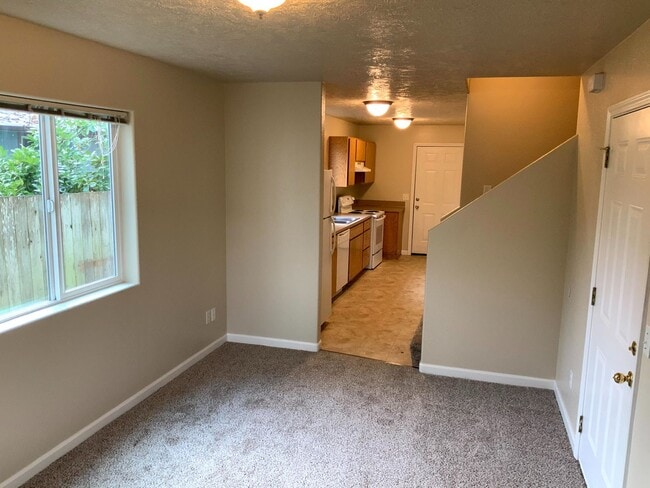 Building Photo - 4 Bedroom 2 Bathroom Home Near Thurston