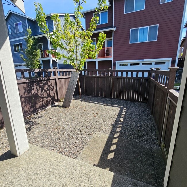 Building Photo - Beautiful 3-Bedroom Home Near Bases & Ferries with Fully Fenced Yard