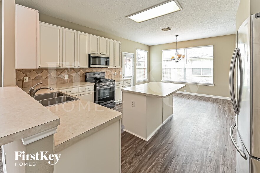 Building Photo - 18810 Summer Anne Dr