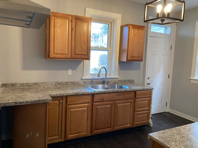 Building Photo - 2526 Derry St