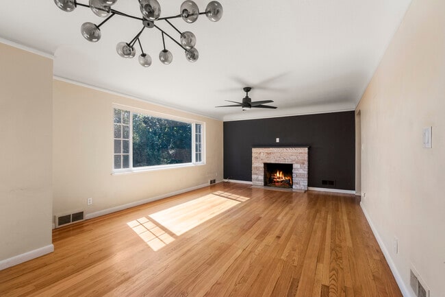Building Photo - 8206 SW Terwilliger Blvd