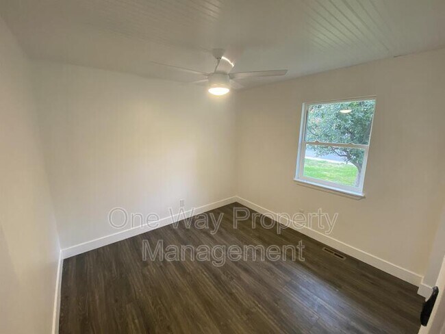 Building Photo - 1330 E 7th St