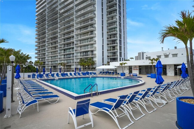 Building Photo - 3701 N Country Club Dr