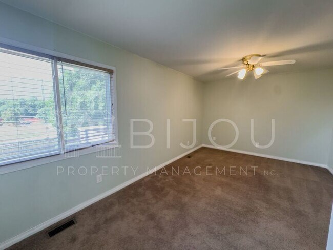 Building Photo - 4030 Meadowdale Pl