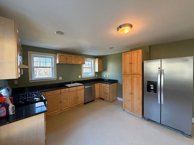 Building Photo - Move-In Ready Townhouse in North Billerica – Unbeatable Transit Access!