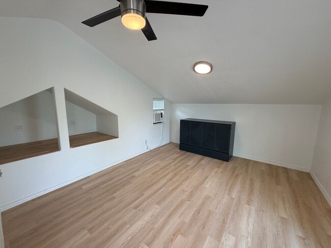 Building Photo - 2016 E 11th St