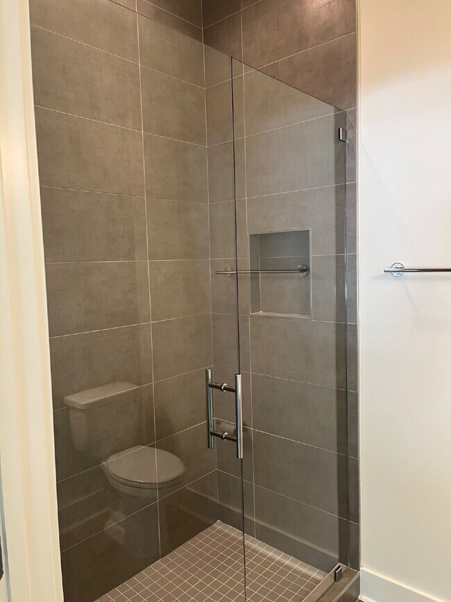 Building Photo - "Spacious Urban Living: 3-Bedroom Townhouse with 3.5 Baths in Nashville's Vibrant Core!" STUNNING...