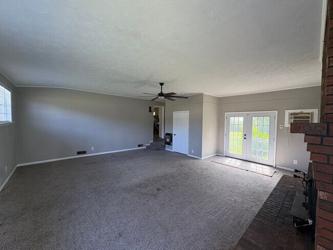 Building Photo - 3 Bed 1.5 Bath Brick House