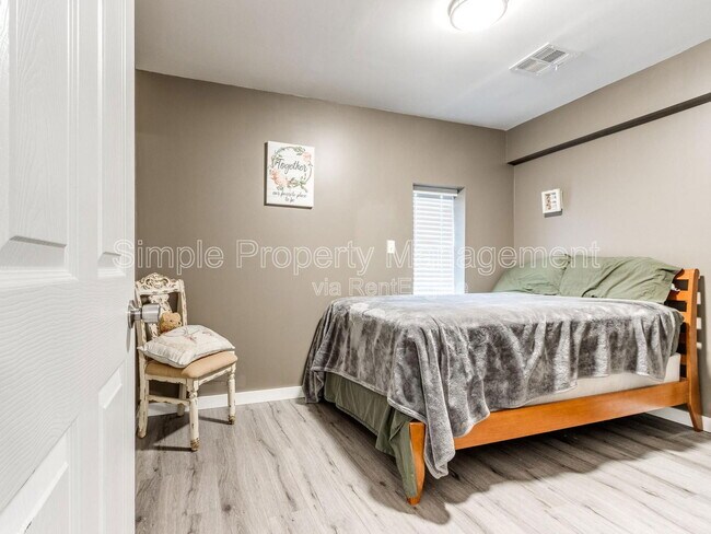 Building Photo - 425 Babb Dr
