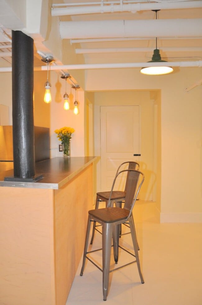 Building Photo - 2550 Pillsbury Ave