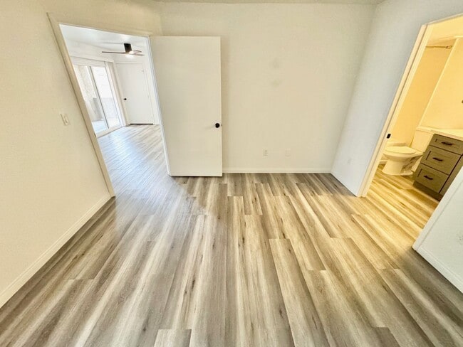 Building Photo - 2 Bedroom, 2 Full Bath Newly Renovated Con...