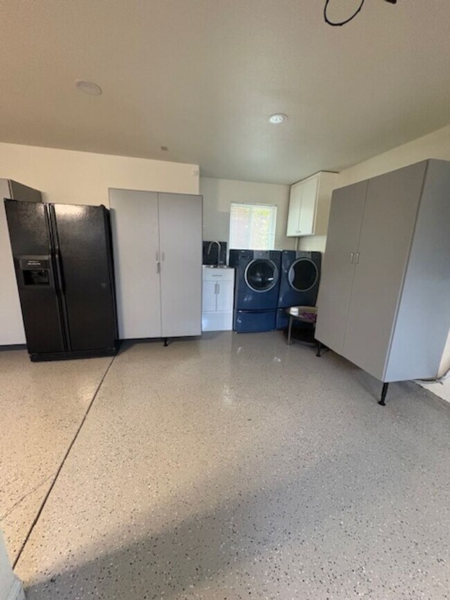 Building Photo - Los Gatos Family Townhome Ready for Move i...