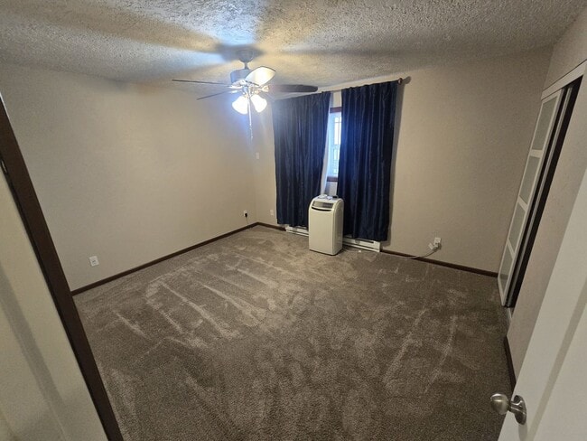 Building Photo - Townhome available NOW!