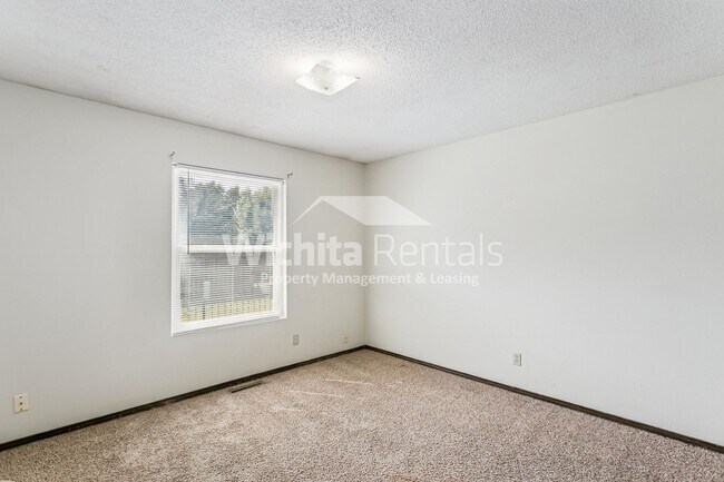 Building Photo - 2339 N Rutland Ct