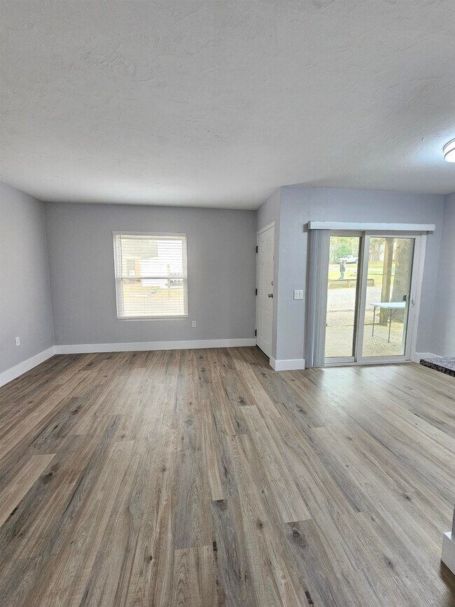 Building Photo - 1530 Live Oak Dr