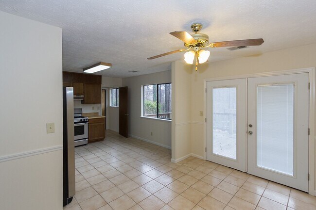 Building Photo - COMING SOON - Spacious 3 Bedroom, 2 Bathro...