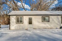 Building Photo - 422 W Mahoney Dr