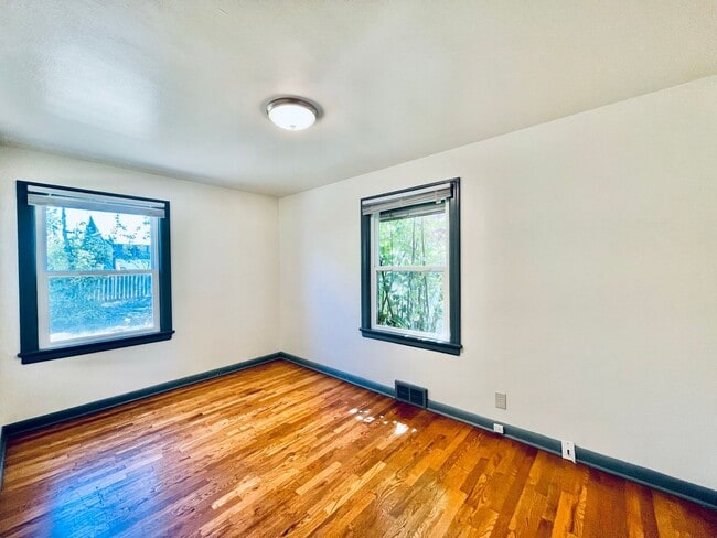 Building Photo - Cozy Seward Park Home with Large Yard!