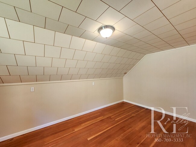 Building Photo - Charming Farmhouse in Town — Hobby Ready &...