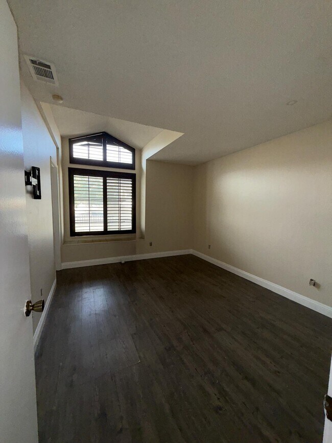 Building Photo - Rockridge Ln