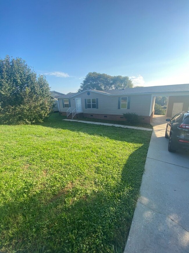 Primary Photo - Peaceful Pondside Living – 3BR/2BA Home wi...