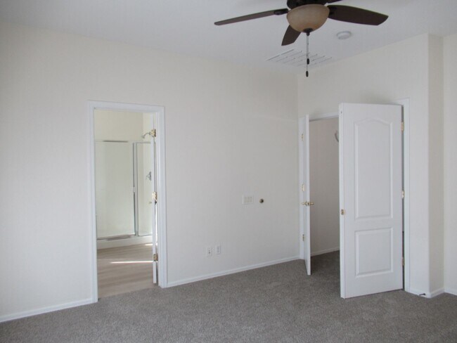 Building Photo - 4 Bedroom / 3.5 Bath Chandler Home in Gated Lake Community!