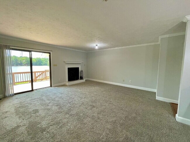 Building Photo - 3-Bed, 3-Bath Townhouse In Lands End