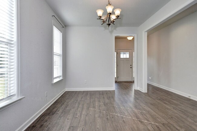 Building Photo - Immaculate End-Unit Townhome