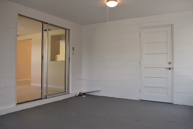 Building Photo - 2 Bedroom 1.5 Bath