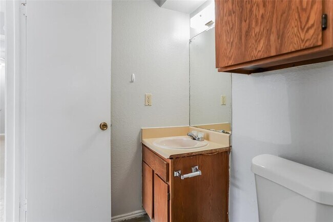 Building Photo - 6801 Stonleigh Pl