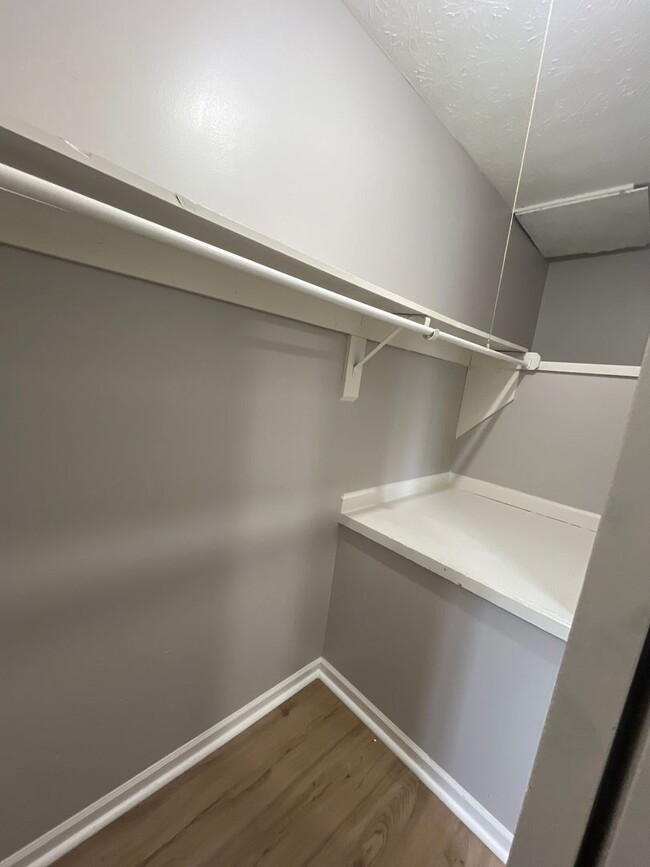 Building Photo - Newly Updated 2 BR/ 1 BA townhome MOVE-IN ...