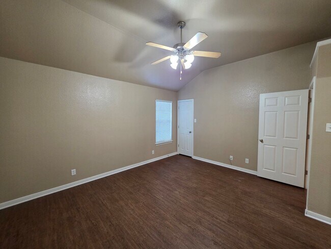Building Photo - 3 Bedroom / 2 Bath Duplex – NEW FLOORING IN THE BEDROOMS