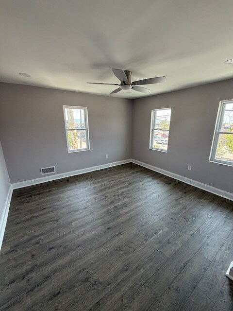 Building Photo - 115 Oak St