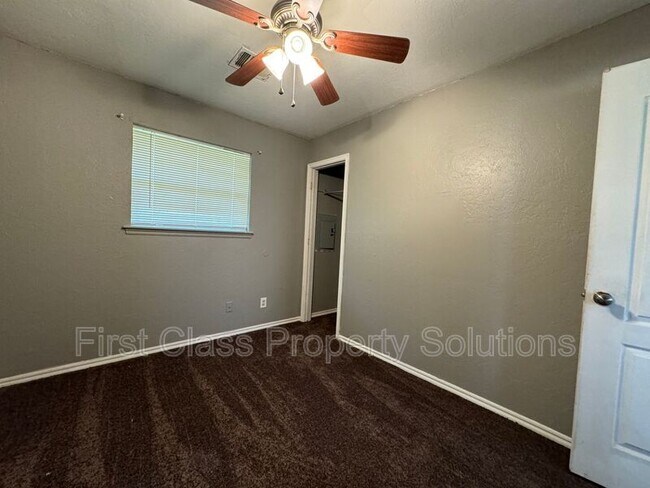 Building Photo - 704 N Gale Ave