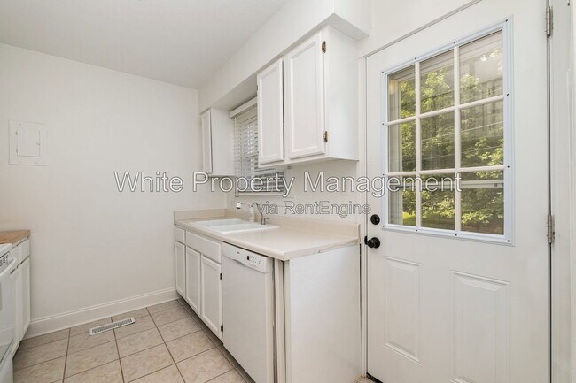 Building Photo - 564 Wakefield Dr