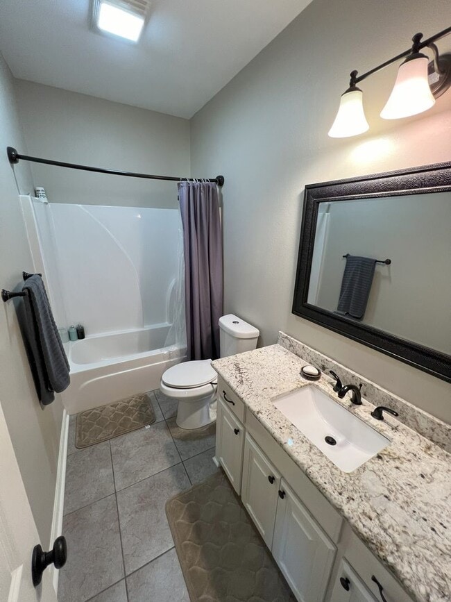 Building Photo - 3 Bedroom 2 Bath home located in Lakeside ...