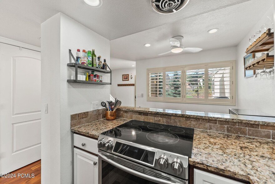 Kitchen view - 36 Racquet Club Dr