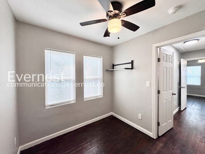 Building Photo - 613 E Xyler St