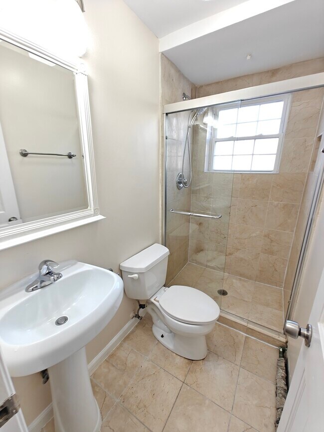 Building Photo - 7555 N Oakley Ave