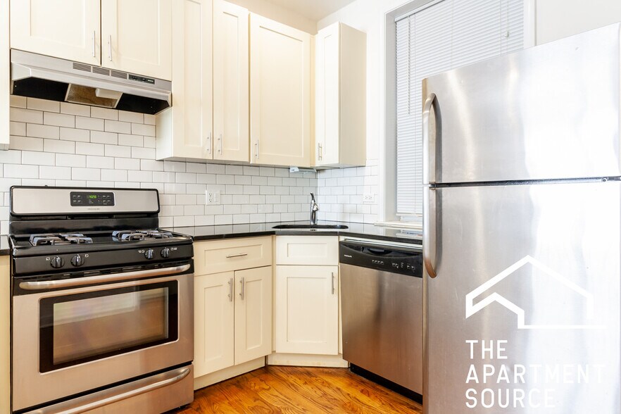 Primary Photo - 855 W Cornelia Ave