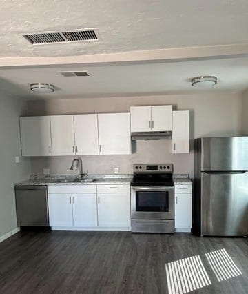 Building Photo - AFFORDABLE & UPDATED PHOENIX LIVING – PRIME LOCATION 1 BEDROOM OWENR OFFERING $500 GIFT CARD SUCC...