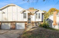 Building Photo - Just Listed! Step into one of the Northland’s most conveniently located gems!