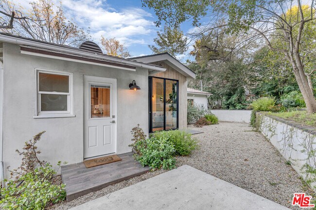 Building Photo - 3935 Kentucky Dr