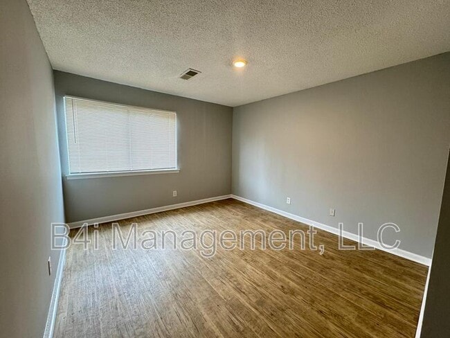Building Photo - 918 Lakewood Ln