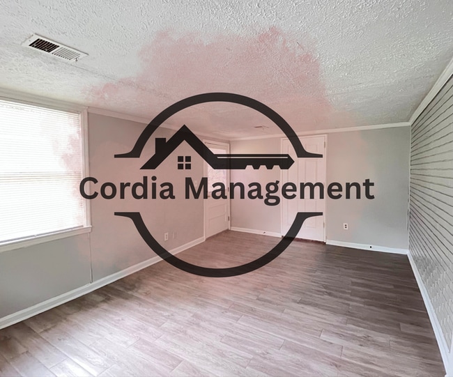 Building Photo - 3 Bedroom With Beautiful Hardwood Floors F...