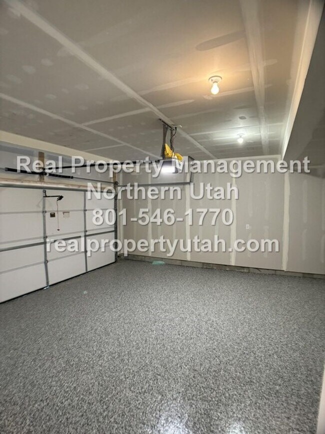 Building Photo - Newly Built 3 Bedroom 2.5 Bath Morgan Town...