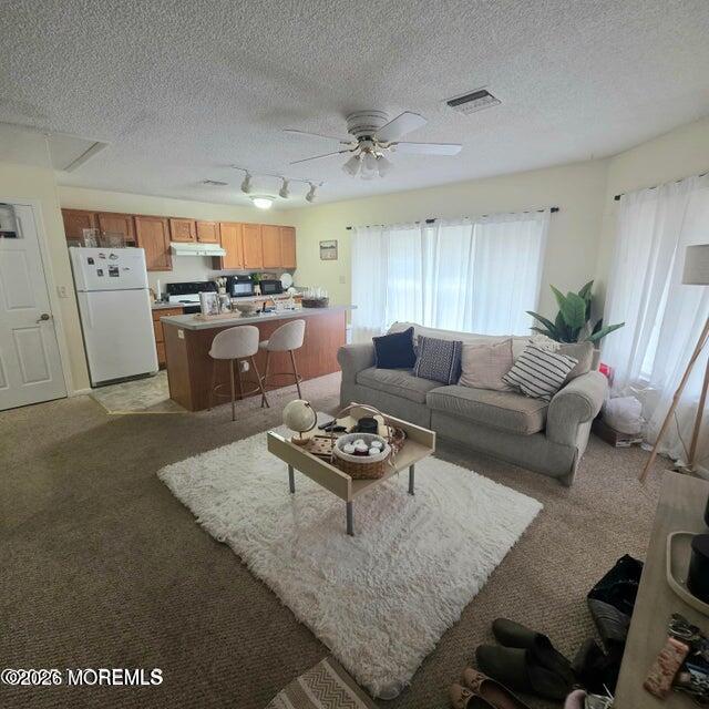 Building Photo - 290 N Main St