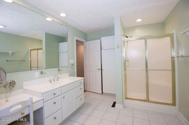 Building Photo - 1205 Greenbriar Dr