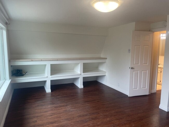 Building Photo - Nicely Maintained Clinton Home with Upgrades and Fenced Yard!