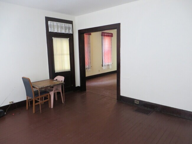 Building Photo - Large Three Bedroom, 1.5 Bathroom Home hal...